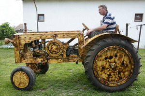 Traktor fából