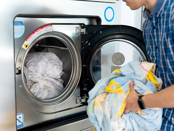 Az alkalmazottak több mint 88%-a otthon mossa a munkaruháját – jól van ez így?