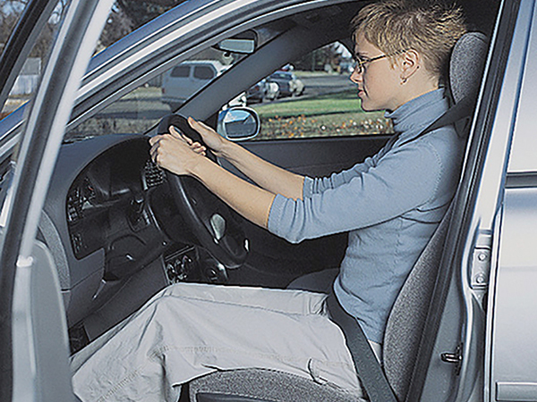 Hogyan üljünk az autóban: a biztonságos vezetés alapja